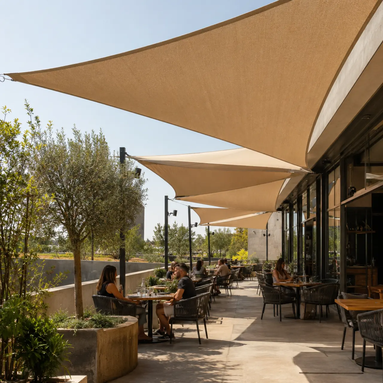 Terraza de restaurante con velas de sombra