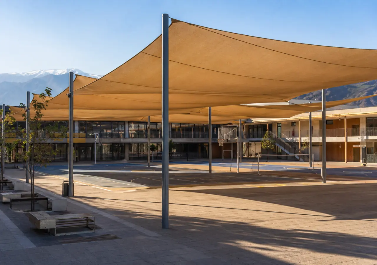 Espacio exterior cubierto con velas de sombra para permanencia y encuentro