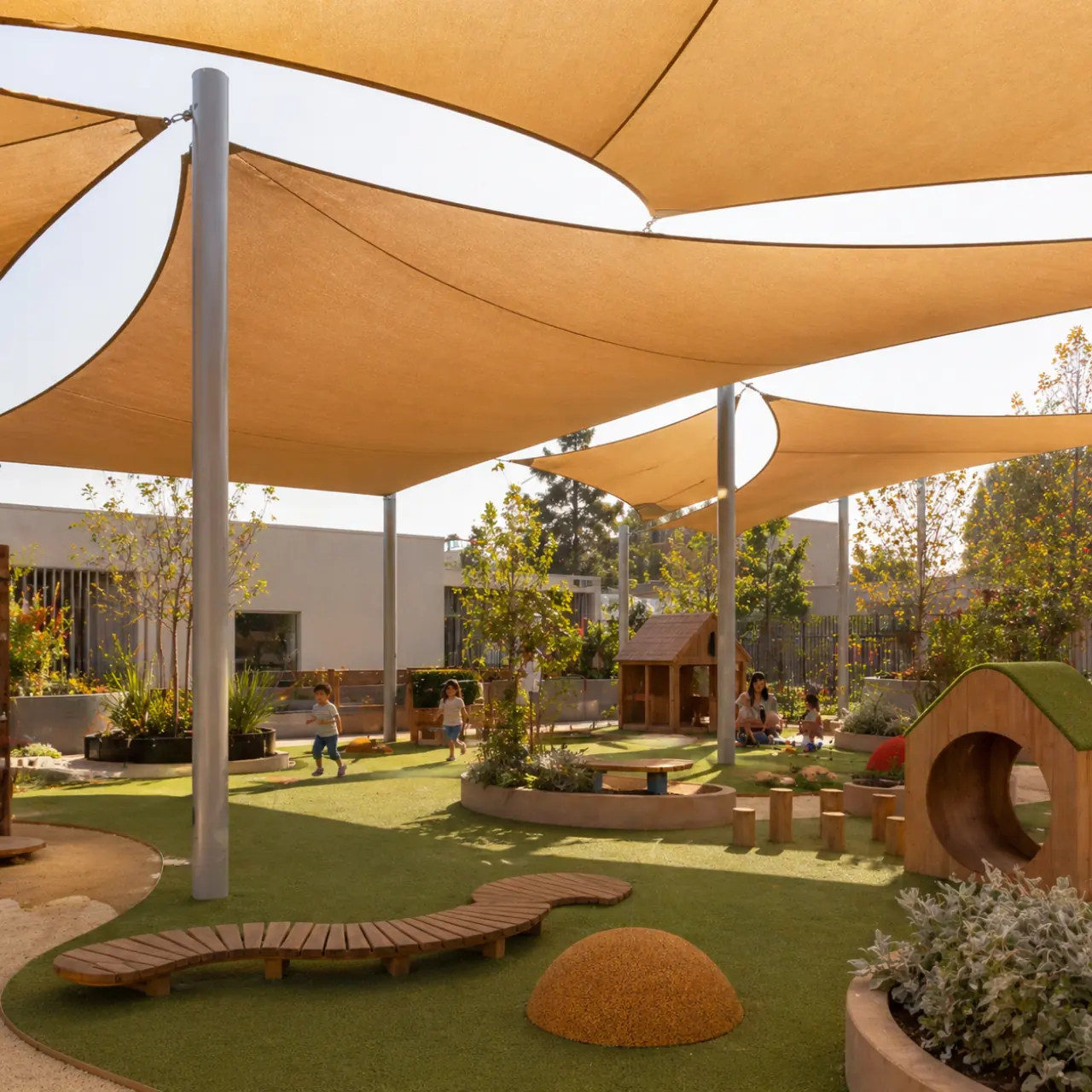 Zona exterior con velas de sombra para primera infancia