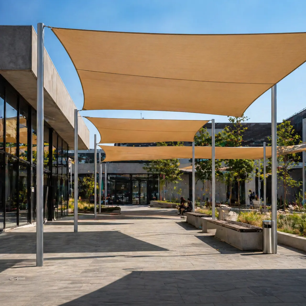 Espacio exterior con velas de sombra para un recinto educacional
