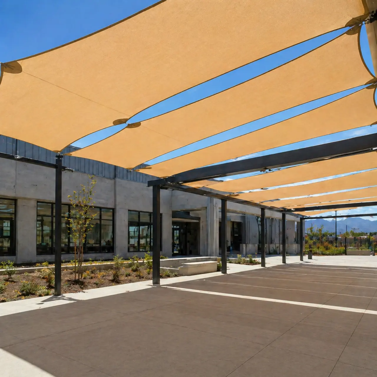 Circulacion exterior con velas de sombra en un campus